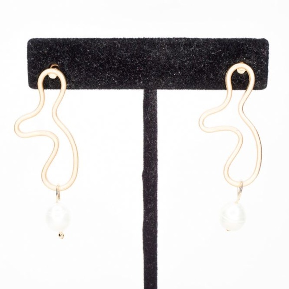 Abstract Matte Gold Pearl Earrings - Picture 2 of 4